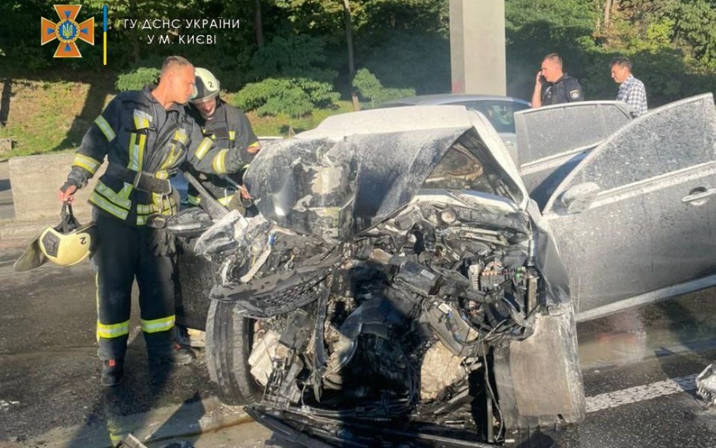 В оренбурге загорелась машина